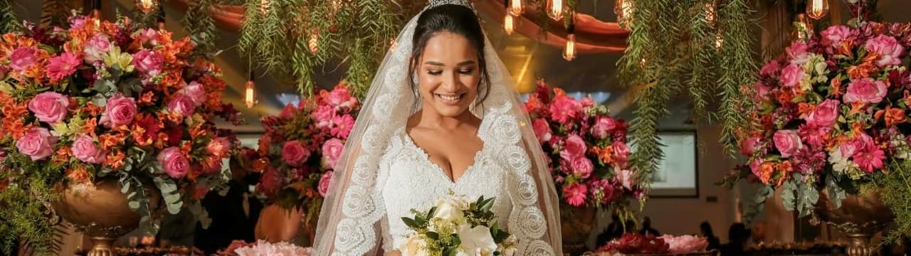 Salão de festas do Innovare Centro de Eventos, em Belo Horizonte, montado para uma celebração